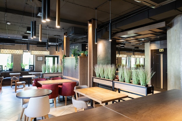 Intérieur d'un restaurant urbain moderne dans la lumière du soleil du matin