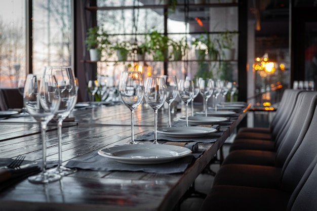 Intérieur de restaurant véranda moderne, cadre de banquet, verres, assiettes