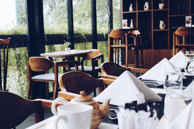 L'intérieur d'un restaurant vide