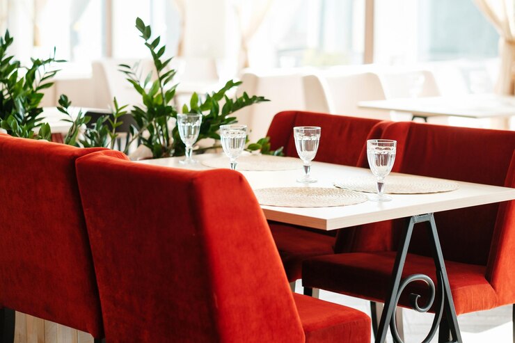 Intérieur rouge dans un café vide pendant la pandémie Pas d'invités Table servie