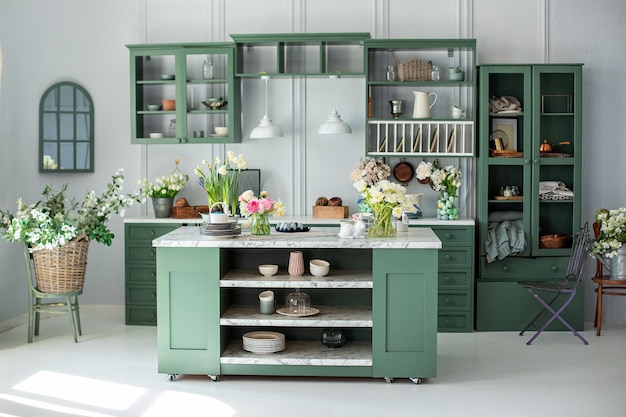 Intérieur rustique de cuisine verte avec des fleurs et fond de mur élégant blanc