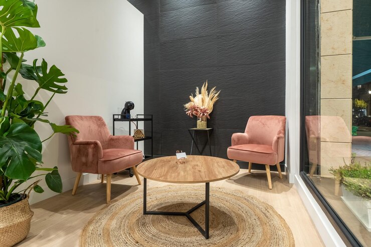 Intérieur de la salle d'attente d'un salon de beauté moderne avec des chaises confortables et une table