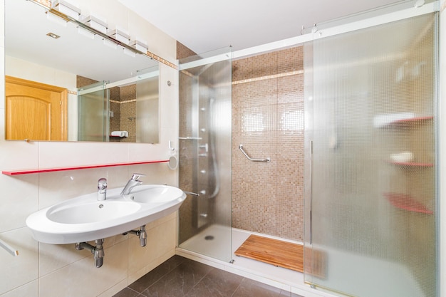 Intérieur d'une salle de bain aux tons clairs avec douche spacieuse