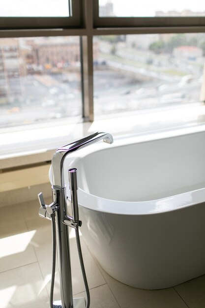 Intérieur de salle de bain blanc pur avec baignoire séparée