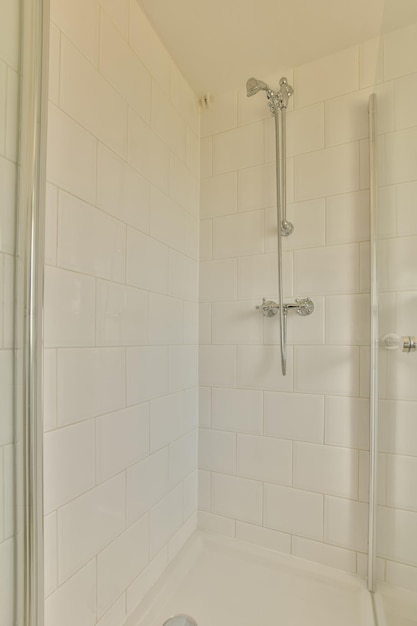 L'intérieur d'une salle de bain avec une cabine de douche avec un mur de verre dans une maison confortable