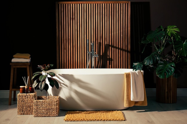 Intérieur de salle de bain confortable avec baignoire en céramique élégante