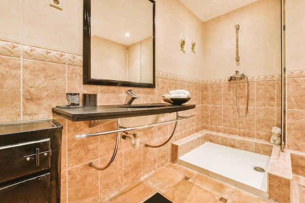 Intérieur de la salle de bain avec dalles de marbre et design moderne avec douche et lavabo