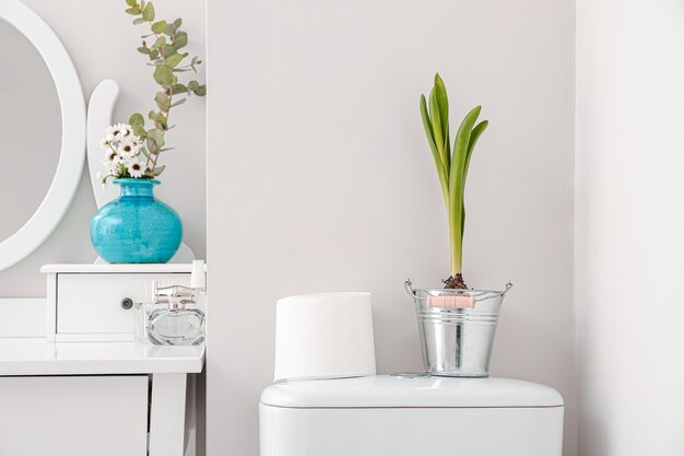 Intérieur de salle de bain avec décor floral