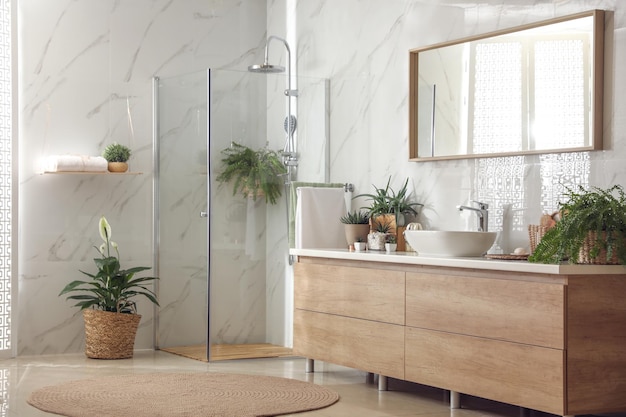 Intérieur de salle de bain élégant avec cabine de douche de comptoir et plantes d'intérieur Idée de conception