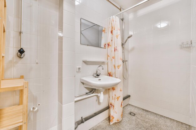 Intérieur de salle de bain élégant avec comptoir et cabine de douche