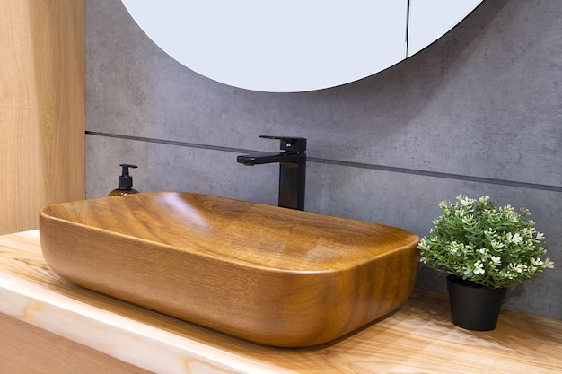 Intérieur de la salle de bain avec évier et robinet