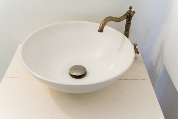 Intérieur de la salle de bain avec lavabo et robinet rétro vintage.