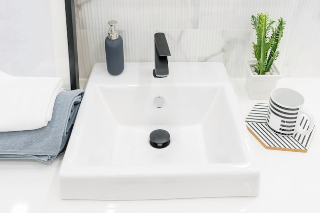 Intérieur De La Salle De Bain Avec Lavabo Et Robinet.