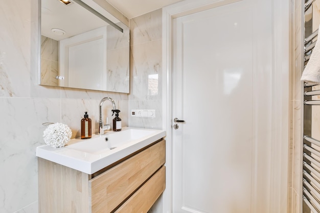 Intérieur de la salle de bain à la maison