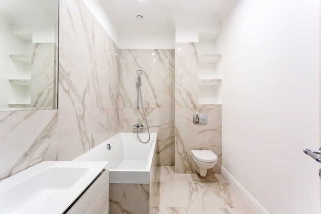 intérieur d'une salle de bain moderne aux couleurs blanches