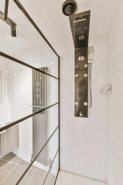 L'intérieur d'une salle de bain moderne avec une cabine de douche vitrée dans un appartement confortable