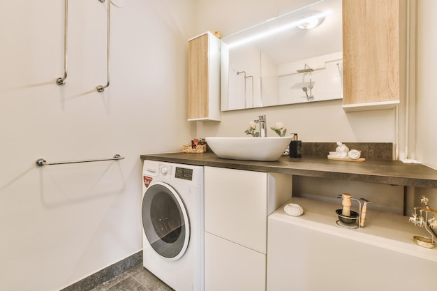 Intérieur de salle de bain moderne avec des éléments en bois