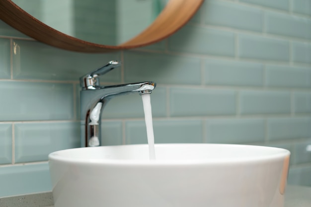 Intérieur de salle de bain moderne avec lavabo en céramique blanche