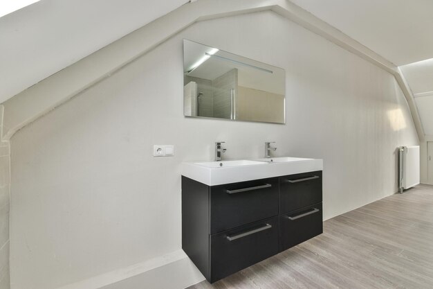 Intérieur de salle de bain moderne avec lavabo