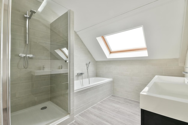 Intérieur De La Salle De Bain Moderne Et Lumineuse Avec Cabine De Douche Et Lavabo