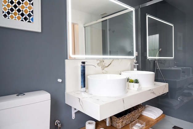 Intérieur de la salle de bain moderne et lumineuse avec un miroir avec lumière