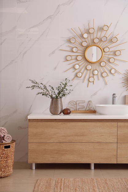 Intérieur de salle de bain moderne avec miroir élégant et vasque