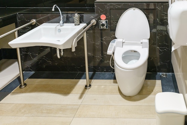 Intérieur de la salle de bain pour personnes handicapées ou âgées.