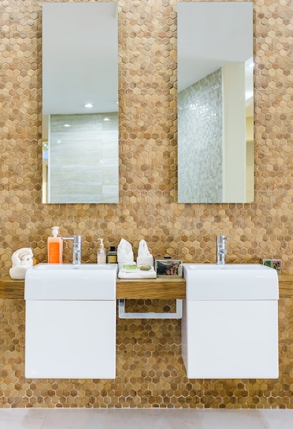 Intérieur De La Salle De Bain Avec Robinet Lavabo Et Miroir. Design Moderne De La Salle De Bain