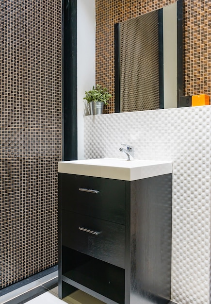 Intérieur de la salle de bain avec robinet lavabo et miroir. Design moderne de la salle de bain