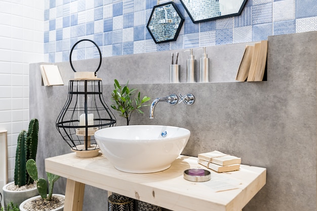 Intérieur de la salle de bain avec robinet lavabo et miroir. Design moderne de la salle de bain.