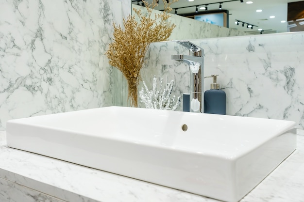 Photo intérieur de la salle de bain avec robinet lavabo et miroir