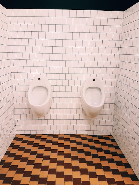 L'intérieur d'une salle de bain vide