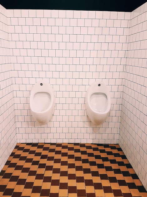 Photo l'intérieur d'une salle de bain vide