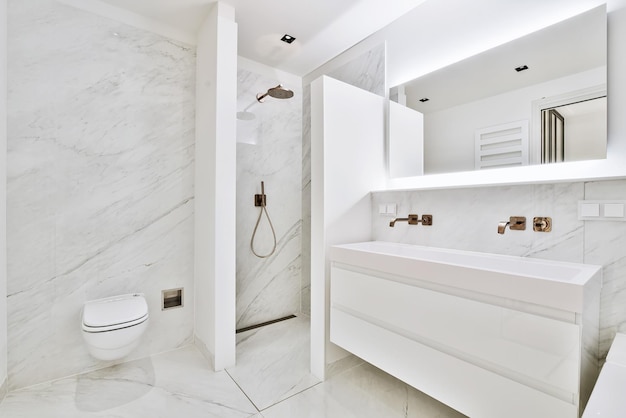L'intérieur de la salle de bain