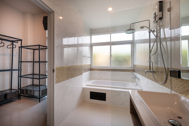 Intérieur de la salle de bains moderne avec baignoire et lavabo dans un hôtel