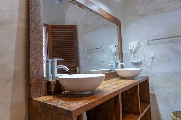 Intérieur de salle de bains moderne de style tropical de villa de luxe sur l'île de Zanzibar, Tanzanie, Afrique de l'Est