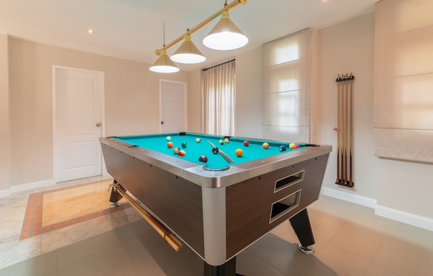 Intérieur de la salle de billard à la maison