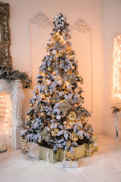 Intérieur de la salle blanche avec arbre de Noël décoré