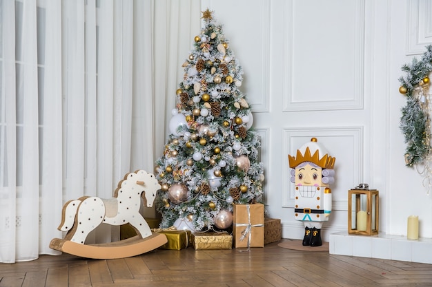 Intérieur de la salle blanche avec arbre de Noël décoré