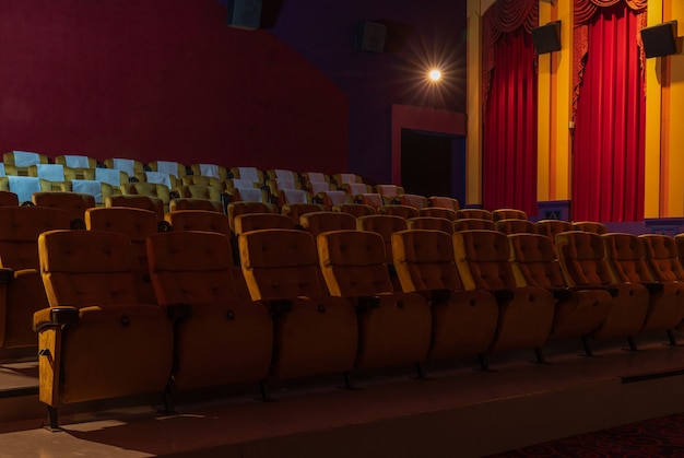 À l'intérieur d'une salle de cinéma vide avec des sièges jaunes