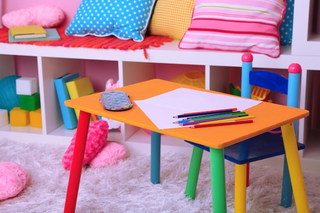 L'intérieur d'une salle de classe à l'école