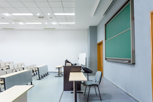 Intérieur de la salle de classe sans surveillance