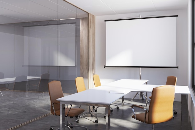 Intérieur de la salle de conférence aux murs blancs et en verre avec des tables blanches, des chaises de bureau marron et un écran pour les présentations. maquette de rendu 3d