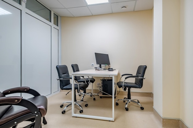 Intérieur d'une salle de conférence vide pour une réunion d'affaires dans un bureau moderne