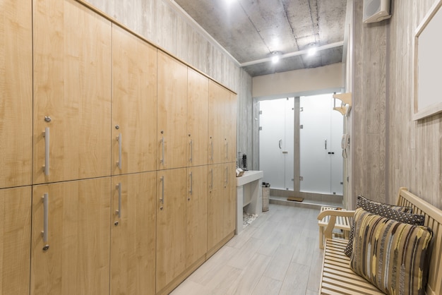 Intérieur de salle de douche moderne avec placards