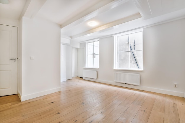 L'intérieur d'une salle d'élite à la lumière du jour avec un plancher en bois