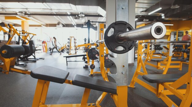 Intérieur de la salle de fitness moderne de couleur jaune