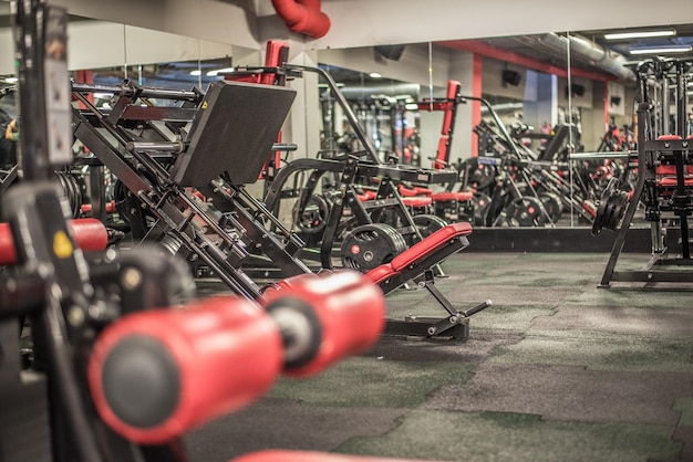 Intérieur de la salle de gym avec exercices