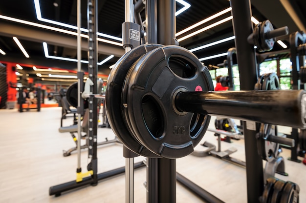 Intérieur de la salle de gym avec haltère