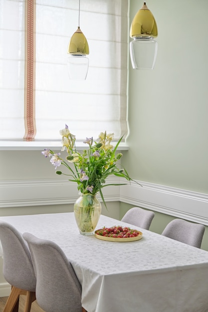 Intérieur de la salle à manger, bouquet de fleurs printemps-été, fraises